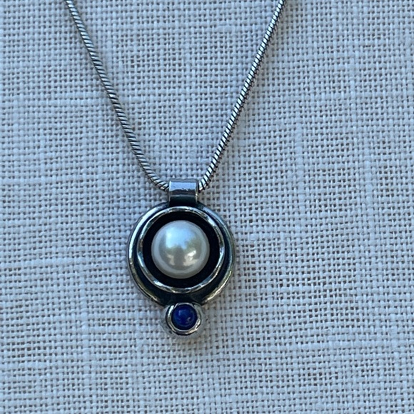 Sterling silver necklace with pearl and a small lapis stone - Picture 2 of 7